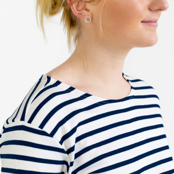 Marinière_manches_longues_vêtement_femme_blanc_marine_guer_breizhocean_face_photo_femme_col