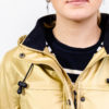 Guidel ciré doré femme photo du col. Vêtement imperméable femme couture thermesoudée pour une meilleur étanchéité. Ce manteau femme existe en plusieurs colories.