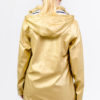 Guidel ciré doré femme photo de dos. Vêtement imperméable femme couture thermesoudée pour une meilleur étanchéité. Ce manteau femme existe en plusieurs colories.