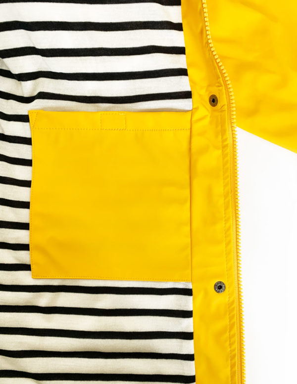 Guidel ciré jaune femme photo de la poche intérieur. Vêtement imperméable femme couture thermesoudée pour une meilleur étanchéité. Ce manteau femme existe en plusieurs colories.
