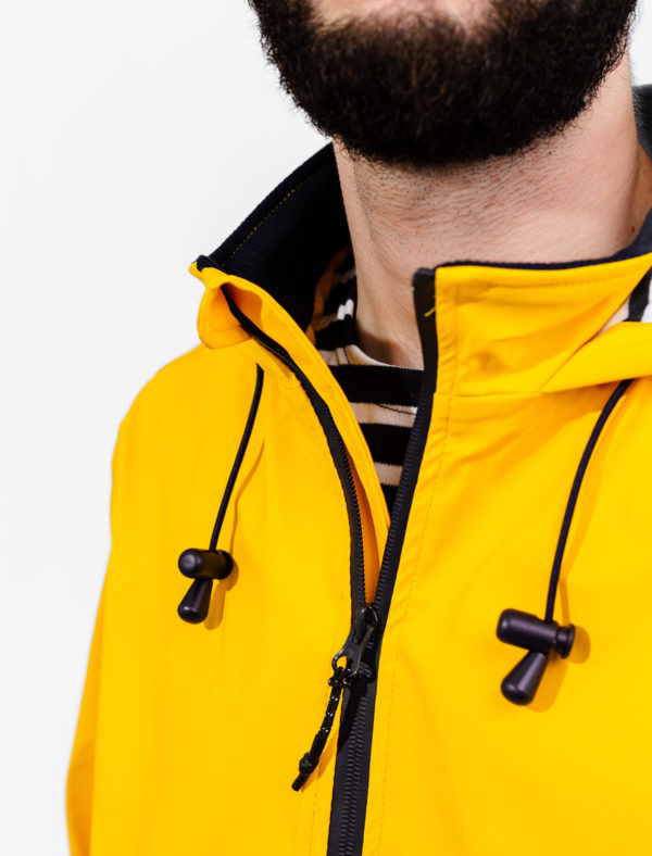 sarzeau ciré homme imperméable couleur jaune. Ciré breton homme avec doublure rayée. Vue de haut