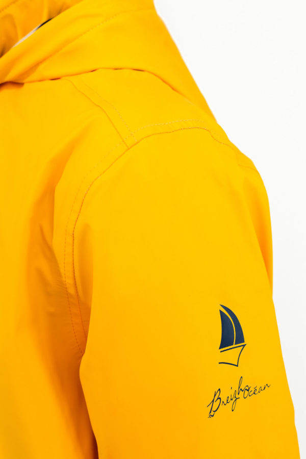 sarzeau ciré homme imperméable couleur jaune. Ciré breton homme avec doublure rayée. Vue de profil