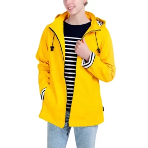 Ciré imperméable femme jaune, Breizh Océan, Erquy. Vêtement de pluie imperméable, intérieur rayé style marinière, coupe cintrée, vue de face.