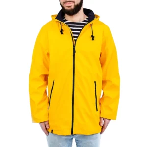 Ciré imperméable homme Jaune, Breizh Océan, Sarzeau. Ciré breton homme avec doublure marinière,grandes poches zipées, zip étanche, waterproof, vue de face.