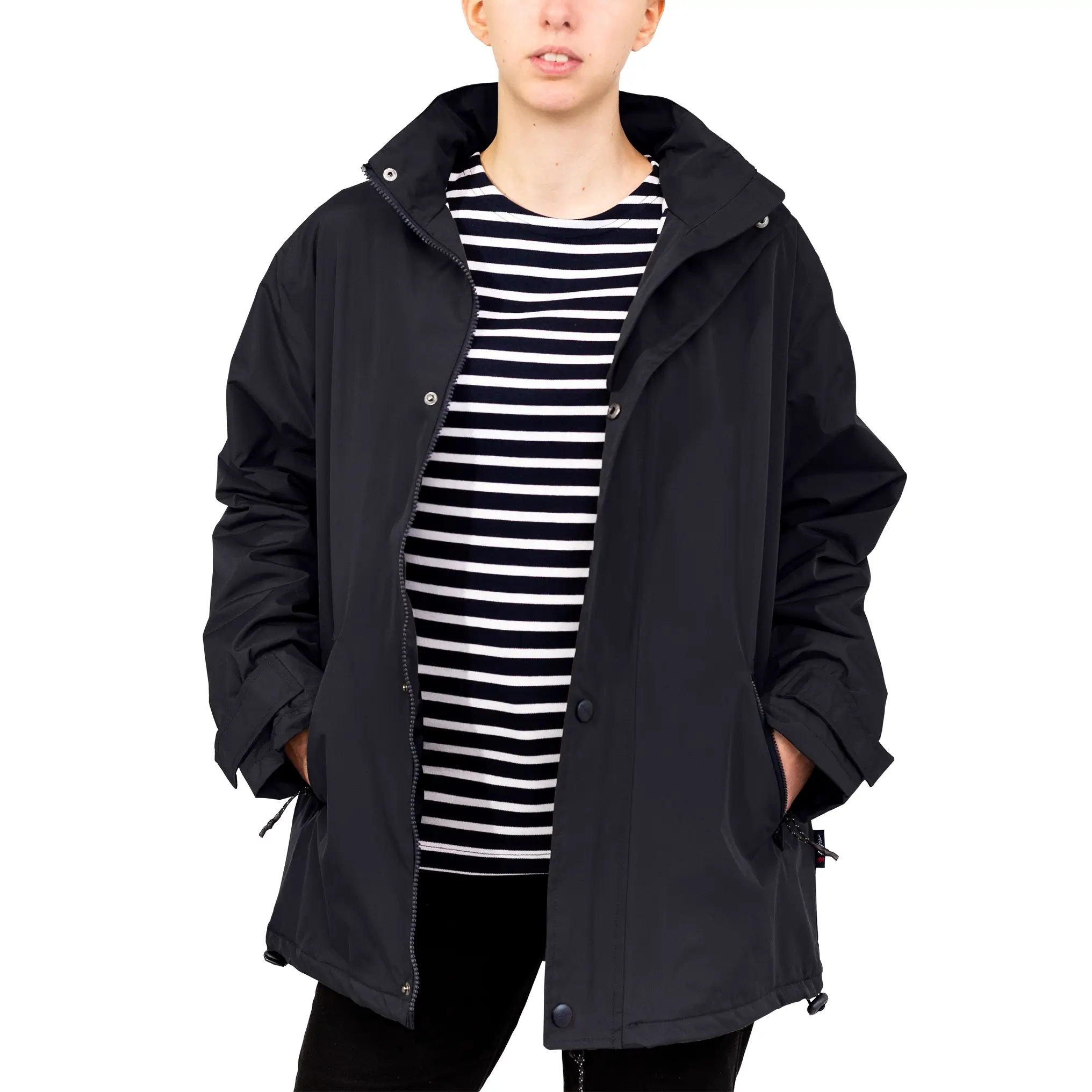 Parka imperméable femme, Marine, coutures étanches, Breizh Océan, Auray, vue de face Parka imperméable femme, Marine, Breizh Océan, Auray. Capuche amovible, coutûres thermosoudées, poches zippées, grandes poches, intérieures, extérieures, Vue de face.