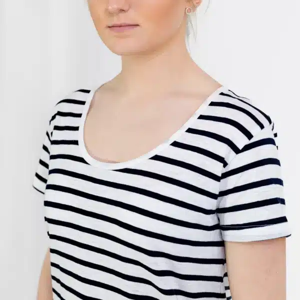 Marinière femme, Blanc Marine, Breizh Océan, Dinan. Marinière manches courtes en coton léger, vêtement marin, zoom col.