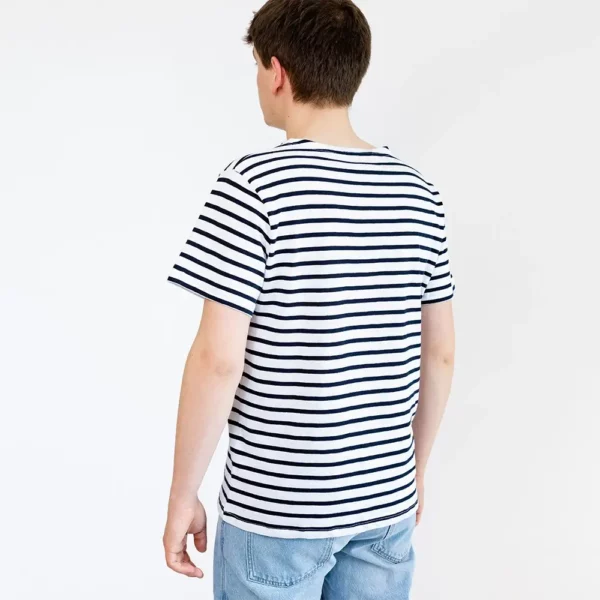 Marinière homme, Blanc Marine, Breizh Océan, DINARD. Tee-shirt rayé léger, manches courtes, coton bio vêtement marin, vue de dos.
