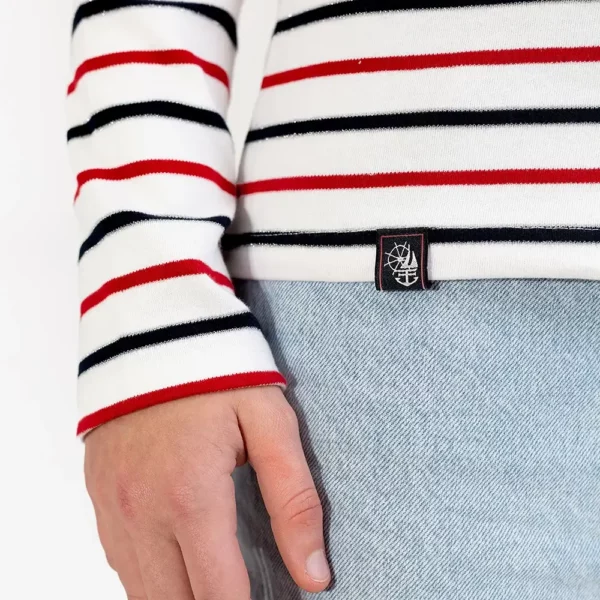 Marinière femme, Blanc Marine Rouge, Breizh Océan, Piriac. Manches longues, tee-shirt à rayures placées avec fils argentés, coton bio, zoom étiquette.