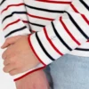 Marinière femme, Blanc Marine Rouge, Breizh Océan, Piriac. Manches longues, tee-shirt à rayures placées avec fils argentés, coton bio, zoom broderie ancre argentée.