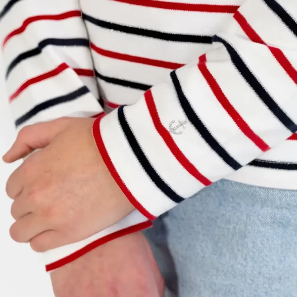 Marinière femme, Blanc Marine Rouge, Breizh Océan, Piriac. Manches longues, tee-shirt à rayures placées avec fils argentés, coton bio, zoom broderie ancre argentée.