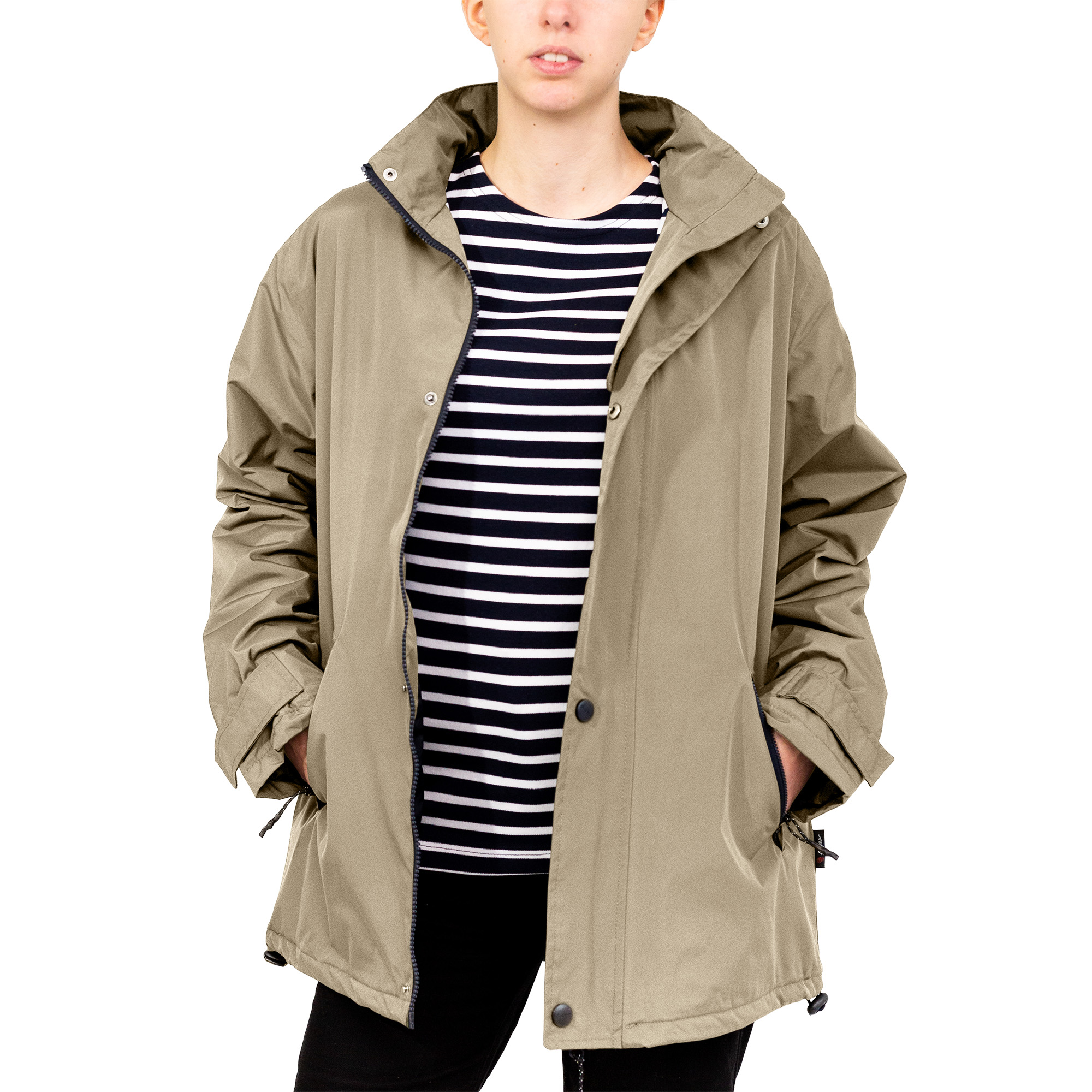 Parka imperméable femme, Sable, coutures étanches, Breizh Océan, Auray, vue de face Parka imperméable femme, Sable, Breizh Océan, Auray. Capuche amovible, coutûres thermosoudées, poches zippées, grandes poches, intérieures, extérieures, Vue de face.